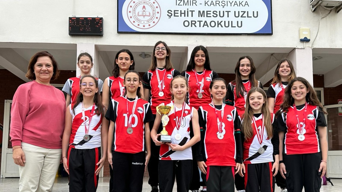 Küçükler kız voleybol takımımız Karşıyaka'da 2. oldu