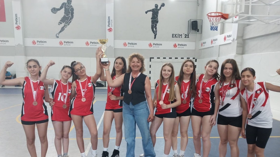 Okul Yıldız Kız Voleybol takımımız Karşıyaka dördüncüsü oldu.
